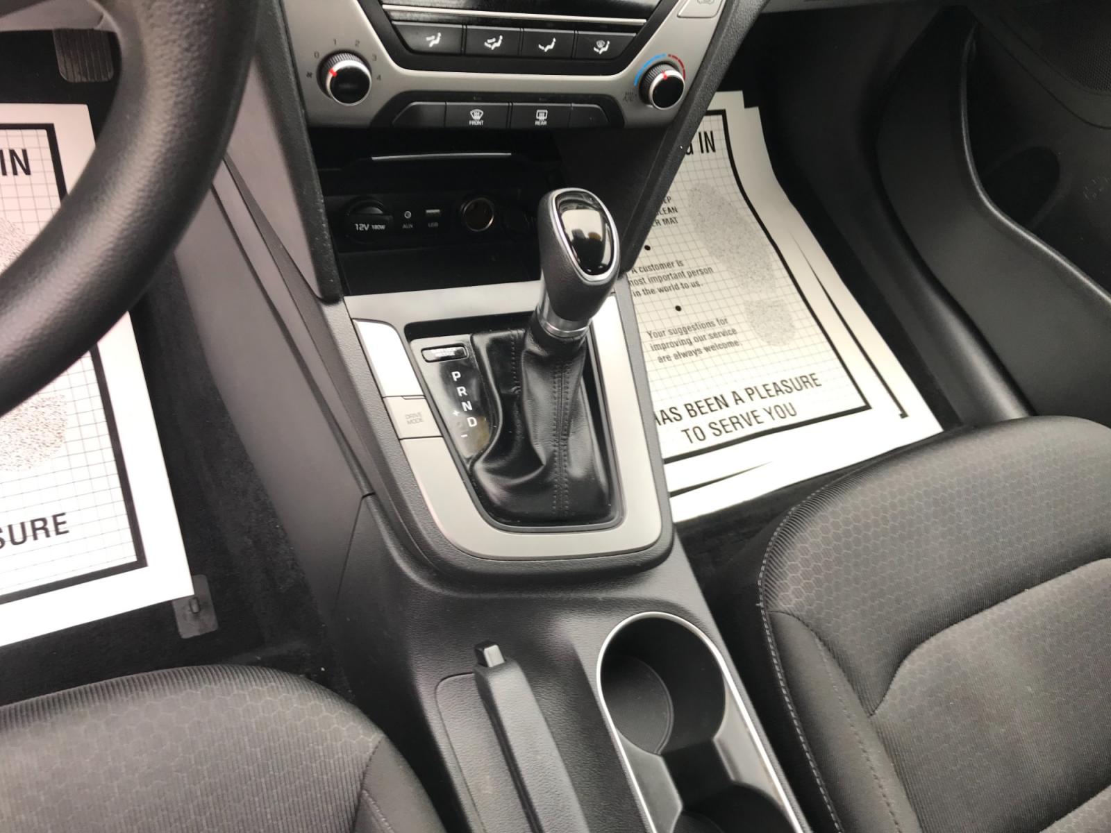 2018 Silver /Gray Hyundai Elantra SE (5NPD74LF3JH) with an 2.0 V4 engine, Automatic transmission, located at 577 Chester Pike, Prospect Park, PA, 19076, (610) 237-1015, 39.886154, -75.302338 - 2018 Hyundai Elantra SE: Great on gas, new PA inspection, SUPER CLEAN, runs LIKE NEW! This vehicle comes inspected and has been given a bumper to bumper safety check. It is very clean, reliable, and well maintained. We offer a unique pay plan that is known for being the easiest and fastest financ - Photo #13
